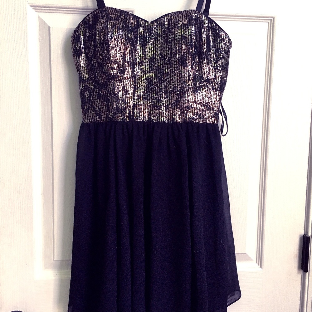 NWOT 🔅Black & Gold🔅 GUESS Cocktail Dress